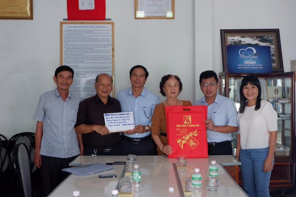 Tổng công ty Khánh Việt tài trợ 120 triệu đồng tiền thuốc cho Phòng khám bệnh từ thiện A. Yersin